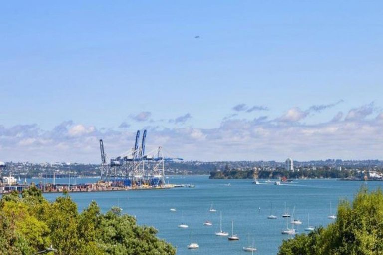 Photo of property in 96 Paritai Drive, Orakei, Auckland, 1071