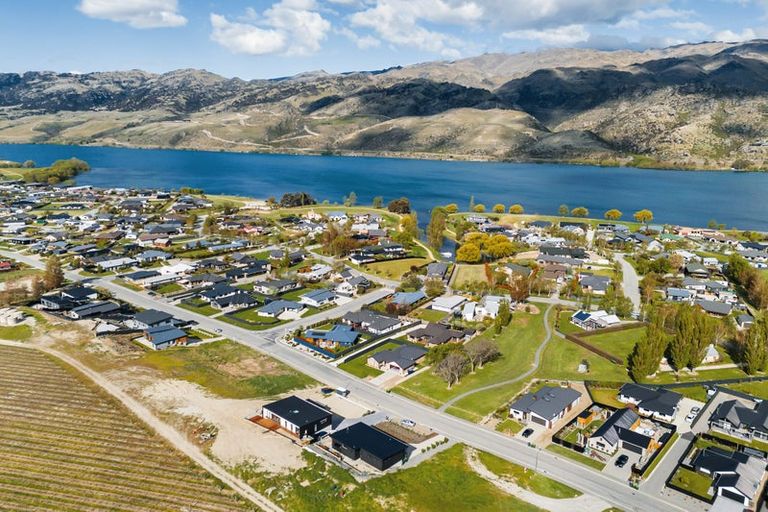 Photo of property in 65 Stratford Drive, Mount Pisa, Cromwell, 9383