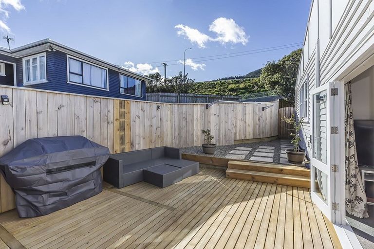 Photo of property in 27a Mexted Terrace, Tawa, Wellington, 5028