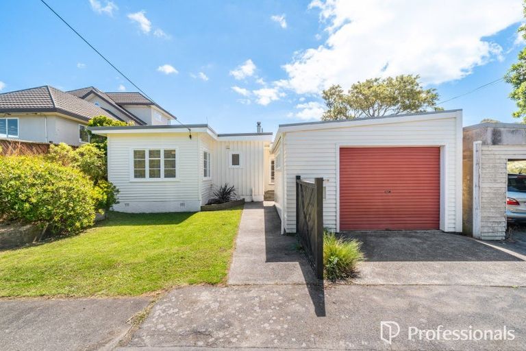 Photo of property in 6 Te Whiti Grove, Korokoro, Lower Hutt, 5012