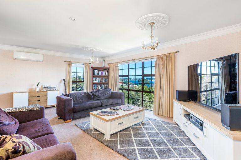 Photo of property in 30 Hoskins Avenue, Hillsborough, Auckland, 1042