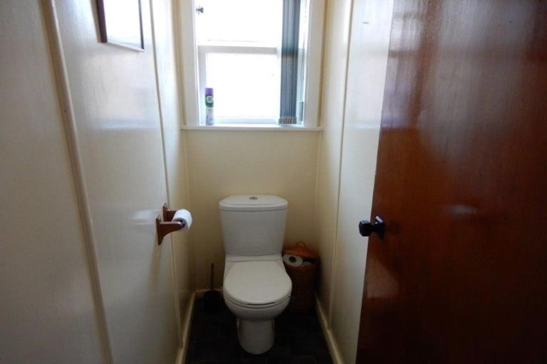 Photo of property in 2 Robbins Crescent, Hawera, 4610