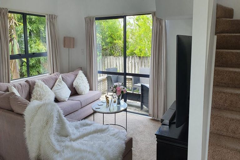 Photo of property in 1/22 Lambrown Drive, Totara Vale, Auckland, 0629