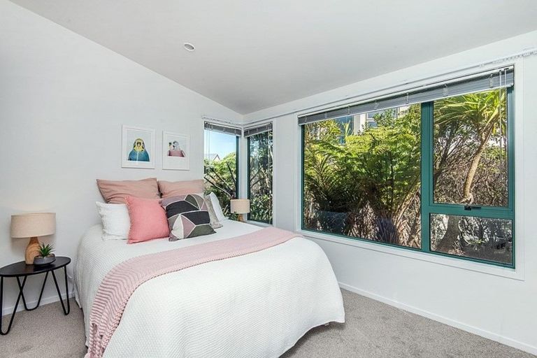 Photo of property in 44 Dress Circle, Newlands, Wellington, 6037