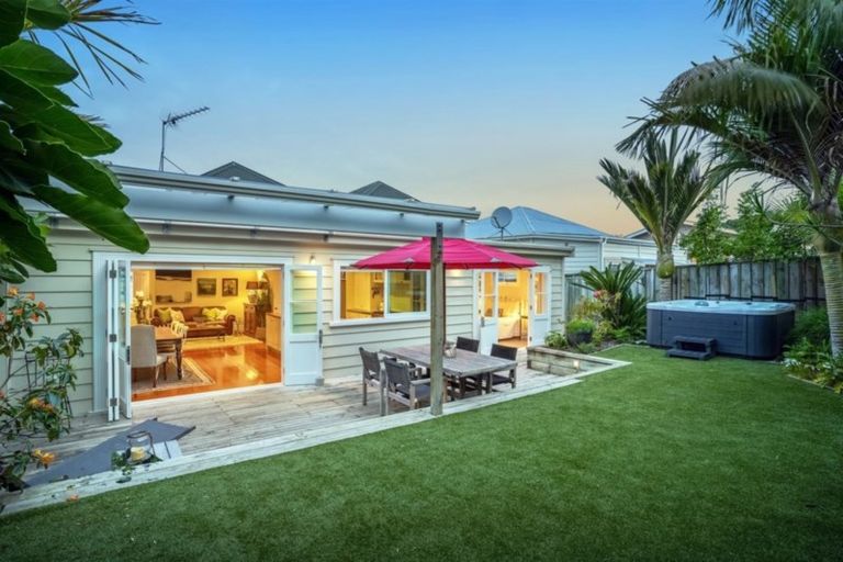 Photo of property in 18a Richmond Avenue, Northcote Point, Auckland, 0627
