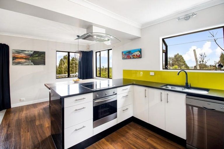 Photo of property in 136 Mountain Road, Henderson Valley, Auckland, 0612