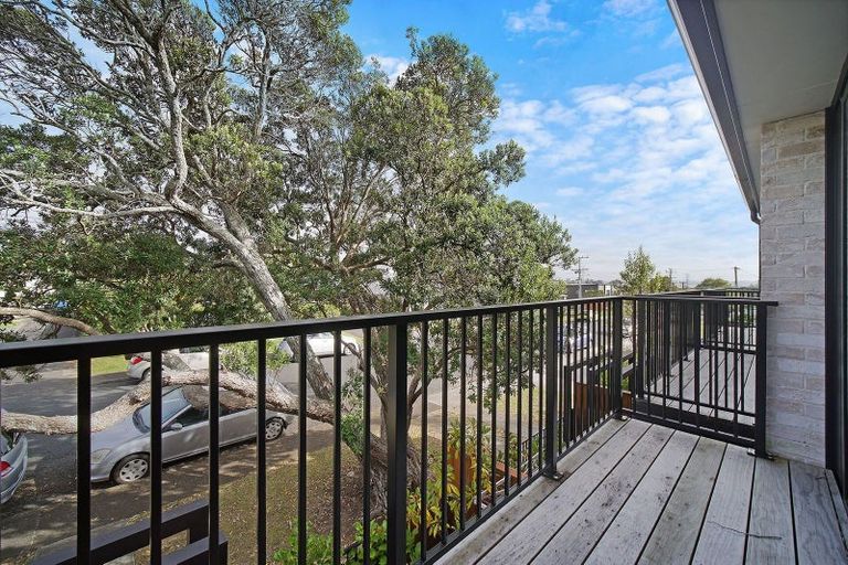 Photo of property in 3/137 Tirimoana Road, Te Atatu South, Auckland, 0602