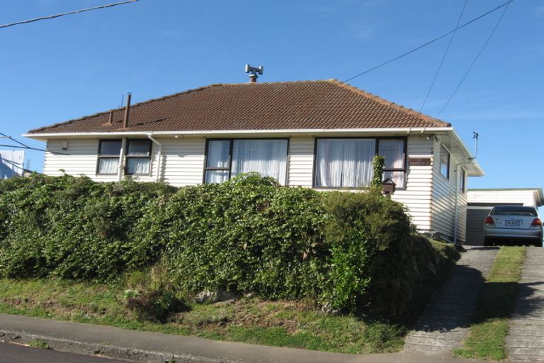 Photo of property in 17 Spenmoor Street, Newlands, Wellington, 6037