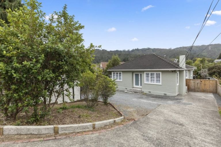 Photo of property in 5 Kopara Grove, Stokes Valley, Lower Hutt, 5019