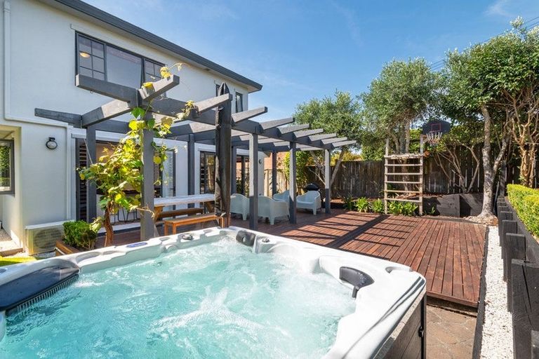 Photo of property in 8a Onepoto Road, Hauraki, Auckland, 0622