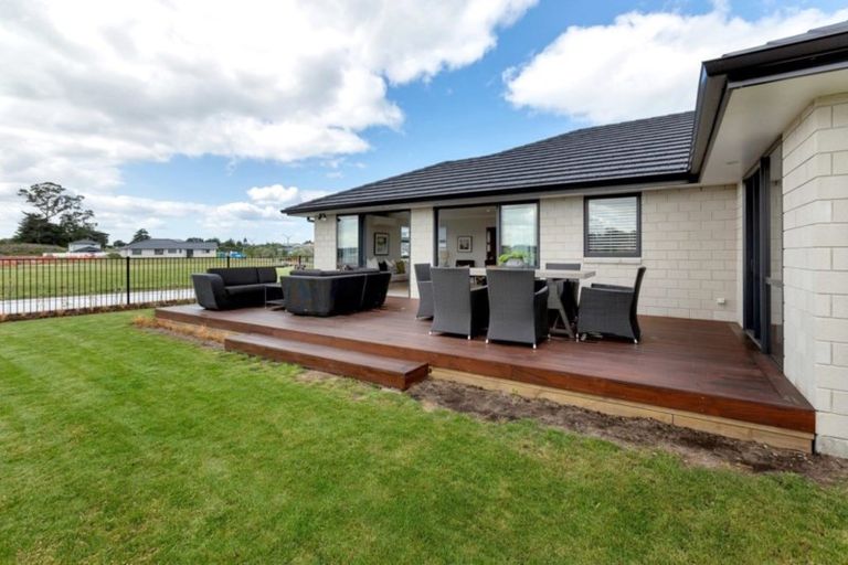 Photo of property in 32 Waitemata Drive, One Tree Point, 0118