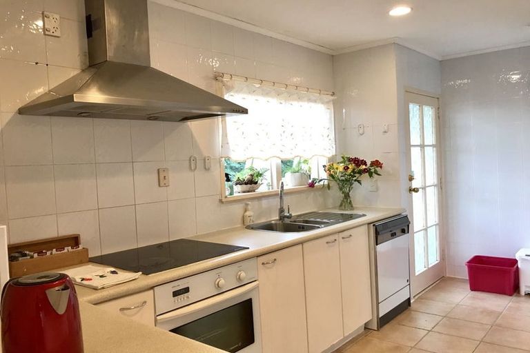 Photo of property in 9 Chelsea View Drive, Chatswood, Auckland, 0626