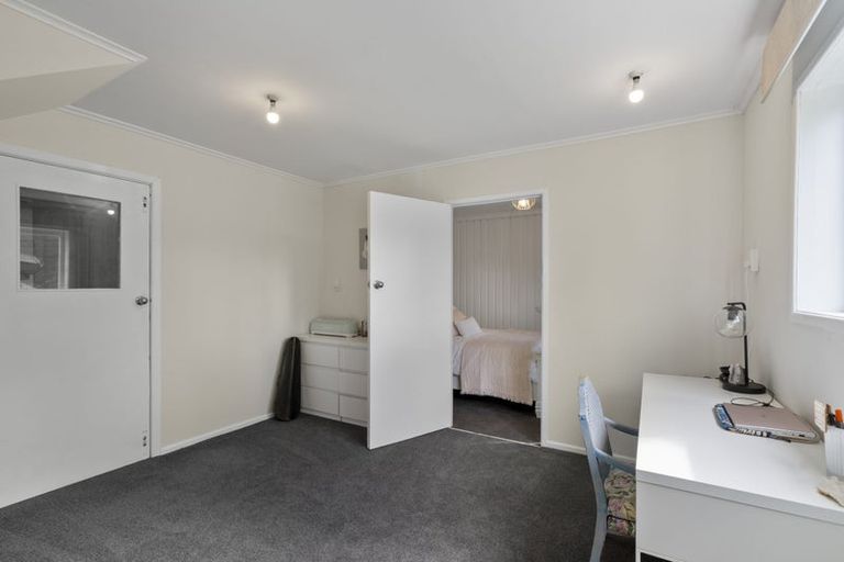 Photo of property in 10 Whitby Place, Westown, New Plymouth, 4310