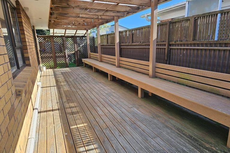 Photo of property in 1 Pinedale Place, Henderson, Auckland, 0610