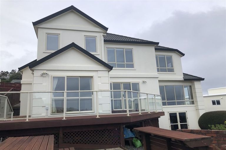 Photo of property in 22 Dress Circle, Newlands, Wellington, 6037