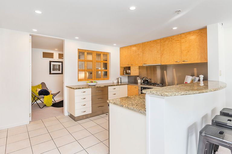 Photo of property in 318 Oriental Parade, Oriental Bay, Wellington, 6011