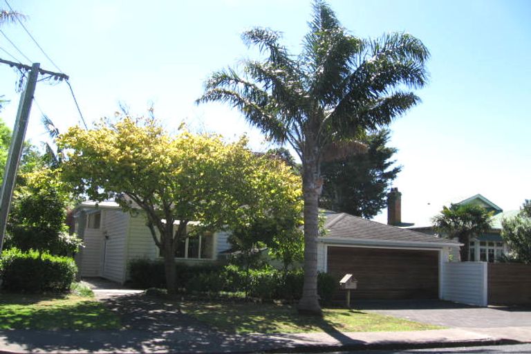 Photo of property in 12 Ocean View Road, Milford, Auckland, 0620