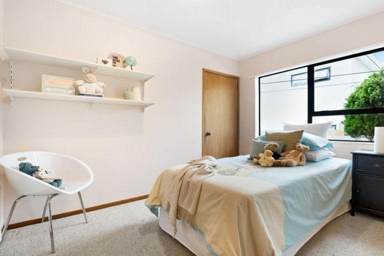 Photo of property in 2/13 Ocean View Road, Hillcrest, Auckland, 0627