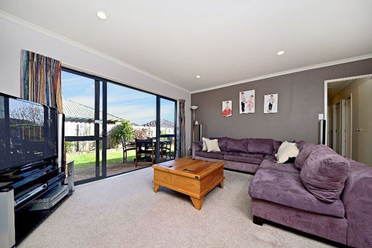 Photo of property in 16 Carisbrook Crescent, Papakura, 2110