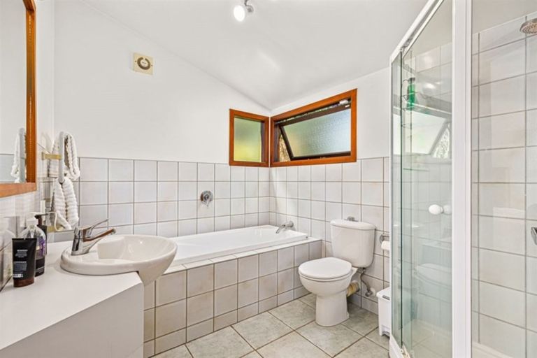 Photo of property in 2/4 The Esplanade, Castor Bay, Auckland, 0620
