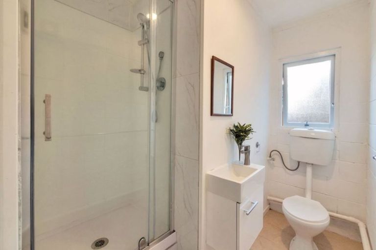 Photo of property in 29 Raymond Terrace, Northcote, Auckland, 0627