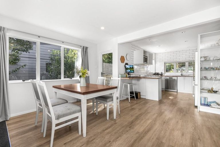 Photo of property in 24 Holiday Road, Stanmore Bay, Whangaparaoa, 0932