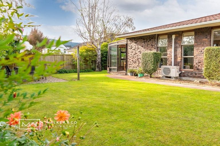 Photo of property in 2/54 Heretaunga Square, Silverstream, Upper Hutt, 5019