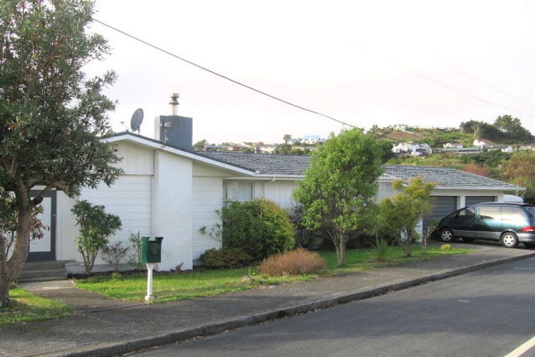 Photo of property in 8 Terrance Grove, Paparangi, Wellington, 6037