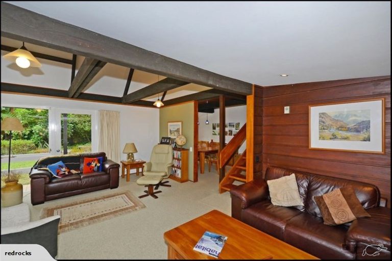 Photo of property in 111 Pinehaven Road, Pinehaven, Upper Hutt, 5019