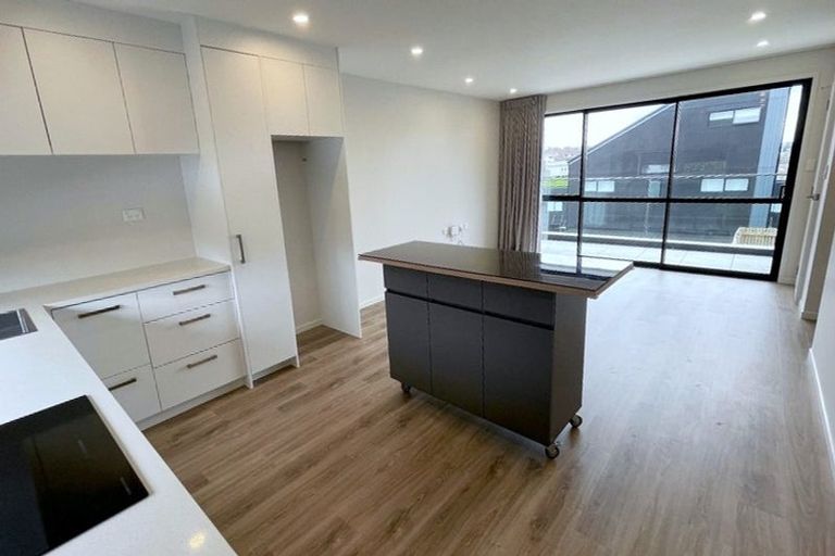 Photo of property in 2/8 Chivalry Road, Glenfield, Auckland, 0629