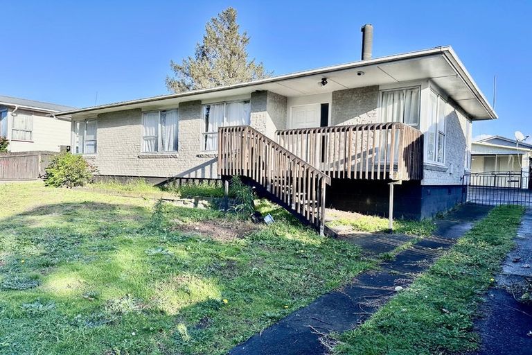Photo of property in 13 Carbery Place, Manurewa, Auckland, 2102