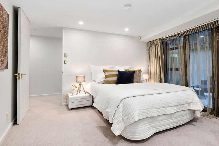 Photo of property in 318 Oriental Parade, Oriental Bay, Wellington, 6011