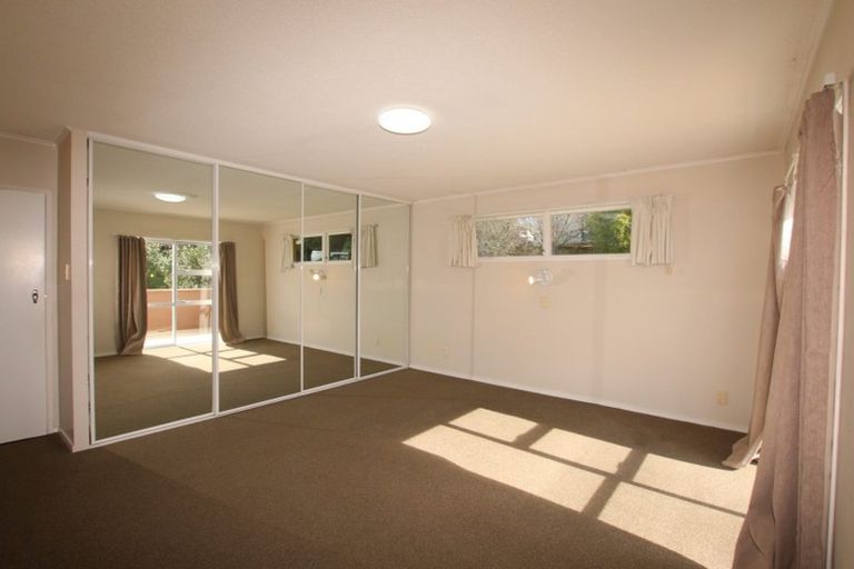 Photo of property in 1/48 Hogans Road, Glenfield, Auckland, 0629