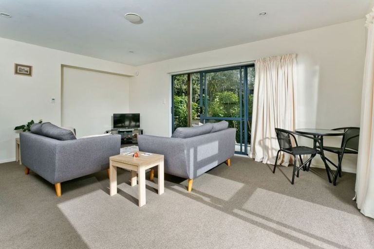 Photo of property in 90 Saddleback Rise, Murrays Bay, Auckland, 0630