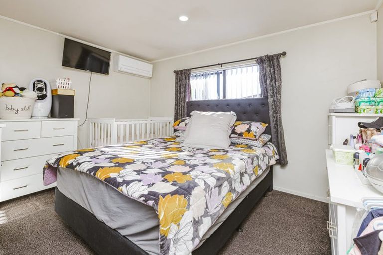 Photo of property in 16a Hatherley Place, Clendon Park, Auckland, 2103