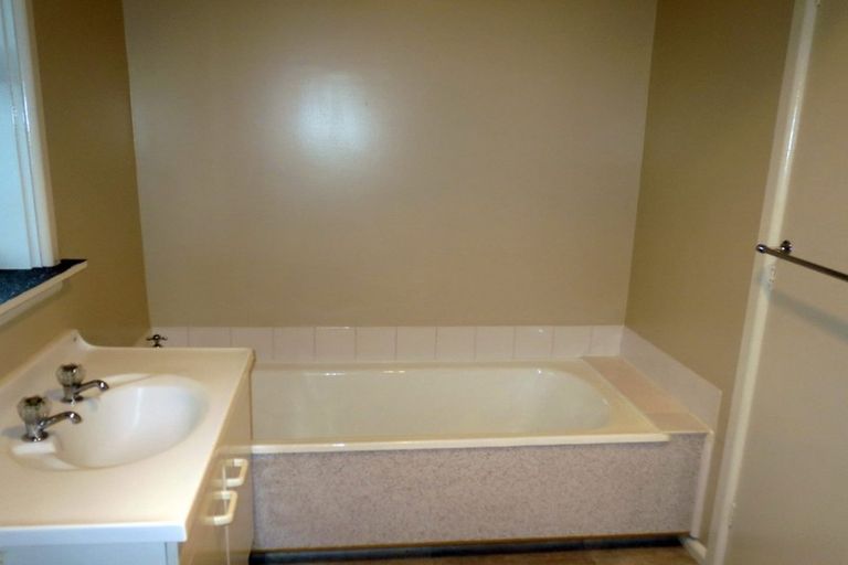 Photo of property in 29 Gleneagles Terrace, Ilam, Christchurch, 8053