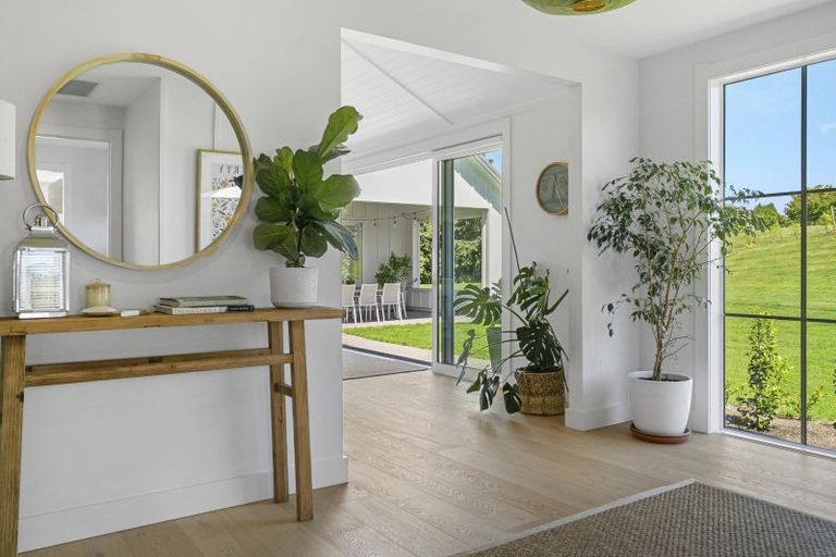 Photo of property in 5 Lens Way, Acacia Bay, Taupo, 3385