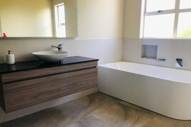 Photo of property in 7 Azure Grove, Unsworth Heights, Auckland, 0632