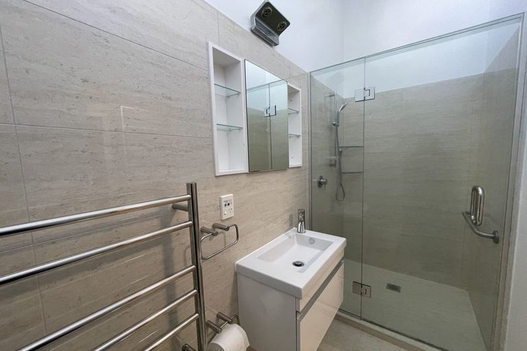 Photo of property in 1 Seagrove Road, West Harbour, Auckland, 0618