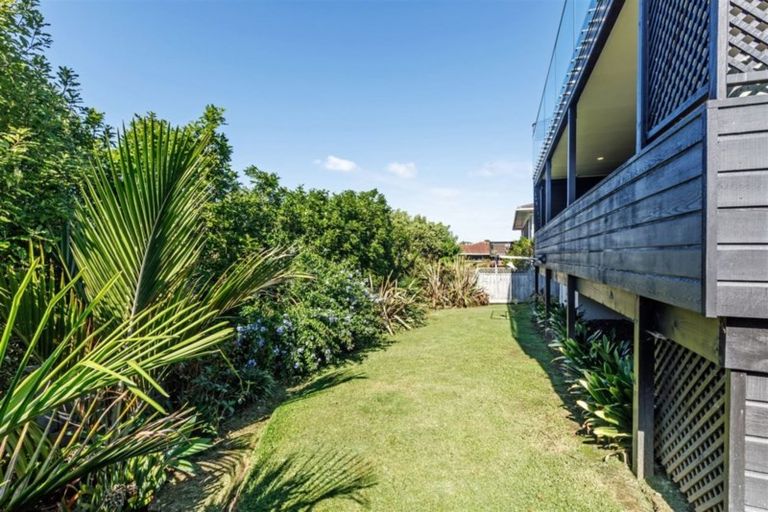 Photo of property in 2/11 Seaview Road, Castor Bay, Auckland, 0620