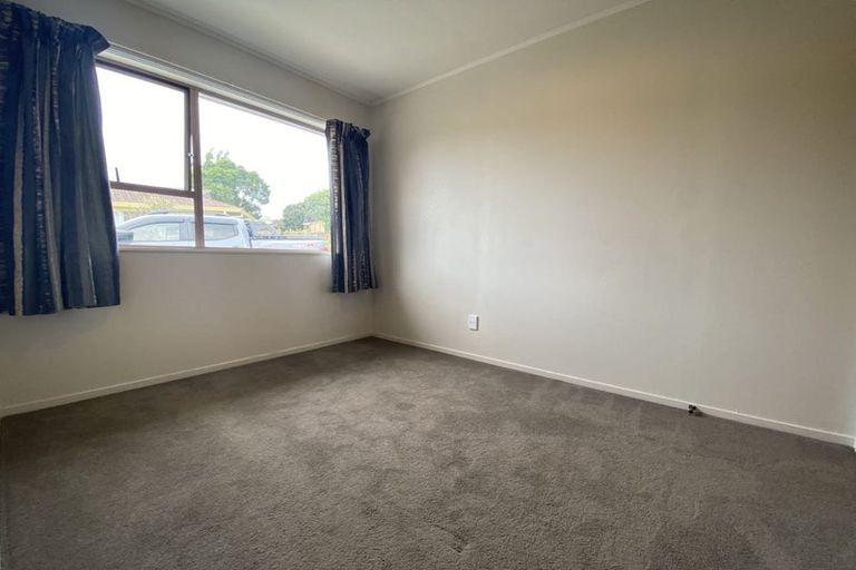 Photo of property in 2/15 Ballater Place, Highland Park, Auckland, 2010