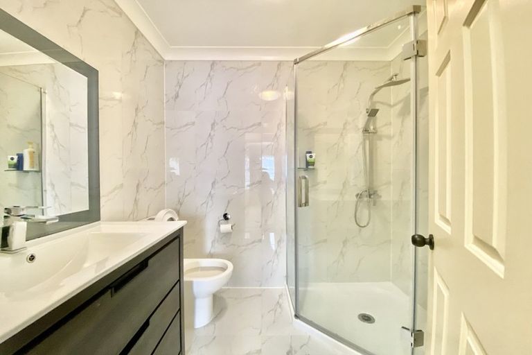 Photo of property in 16 Glenveagh Park Drive, Weymouth, Auckland, 2103