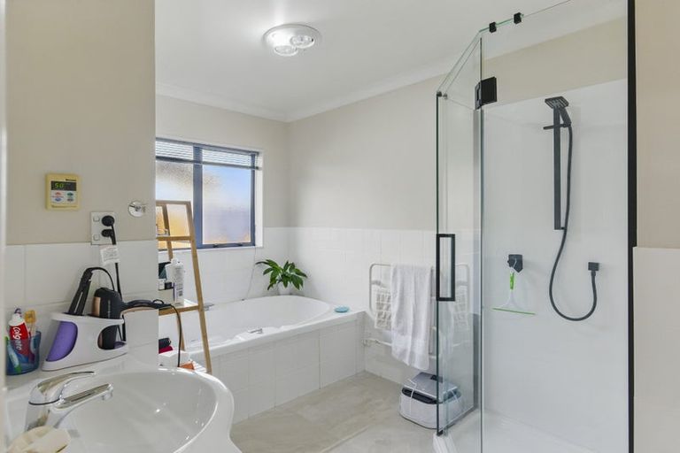 Photo of property in 41 Holcombe Drive, Paraparaumu, 5032