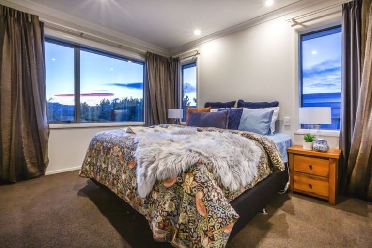 Photo of property in 32 Sumner Terrace, Aotea, Porirua, 5024