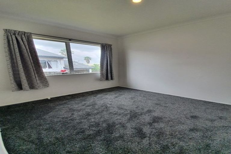 Photo of property in 2/43 Solveig Place, Randwick Park, Auckland, 2105