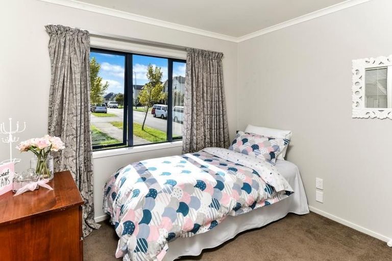 Photo of property in 14 Sonoma Crescent, Oteha, Auckland, 0632