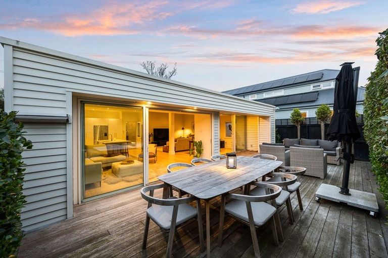 Photo of property in 33 Hawkesbury Avenue, St Albans, Christchurch, 8014