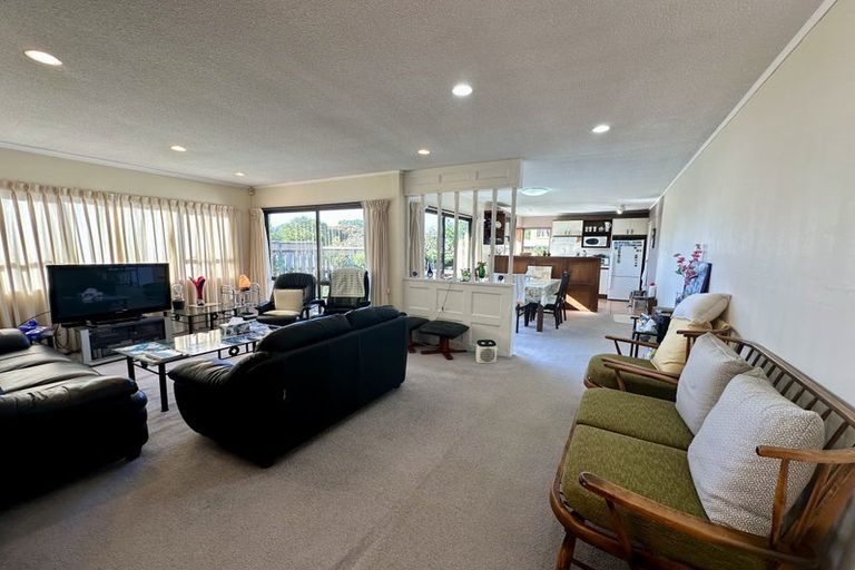 Photo of property in 32 Borrowdace Avenue, Botany Downs, Auckland, 2010