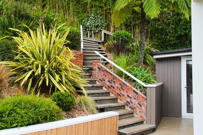 Photo of property in 15 Piha Road, Piha, New Lynn, 0772