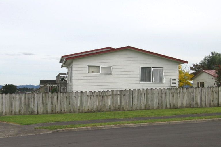 Photo of property in 6 Hanson Place, West Harbour, Auckland, 0618